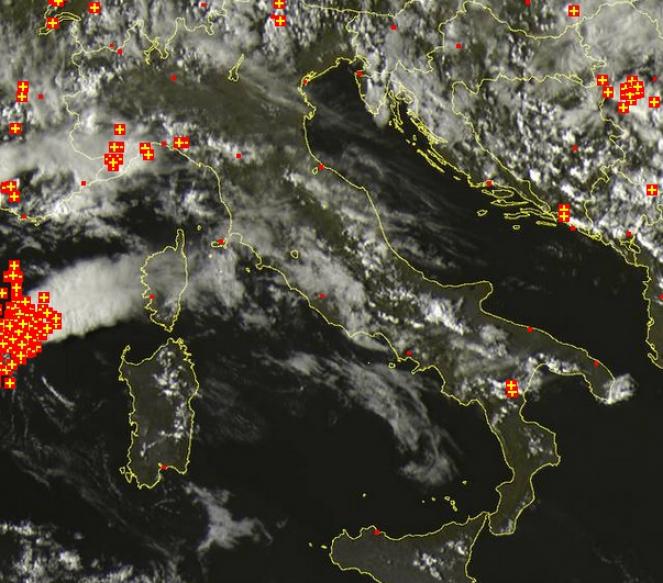 L'Italia vista dal satellite, temporali specie in Liguria (fonte: sat24.com)
