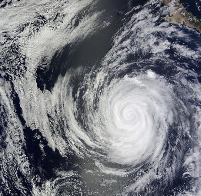 L'Uragano Marie provoca intense mareggiate in California, danni a