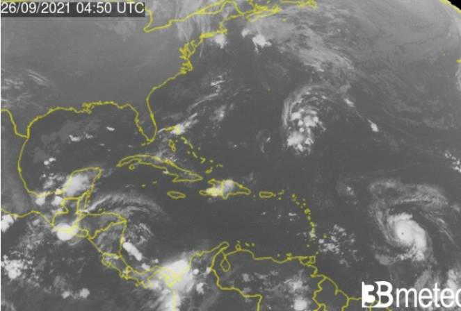 L'uragano Sam in risalita dall'Atlantico verso i Caraibi