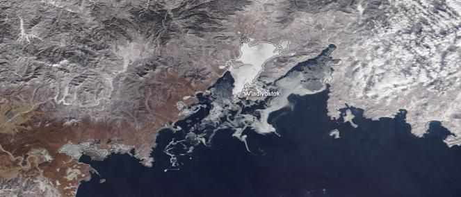 La baia di Amur dove affaccia Vladivostok completamente ghiacciata è larga più di 10 chilometri