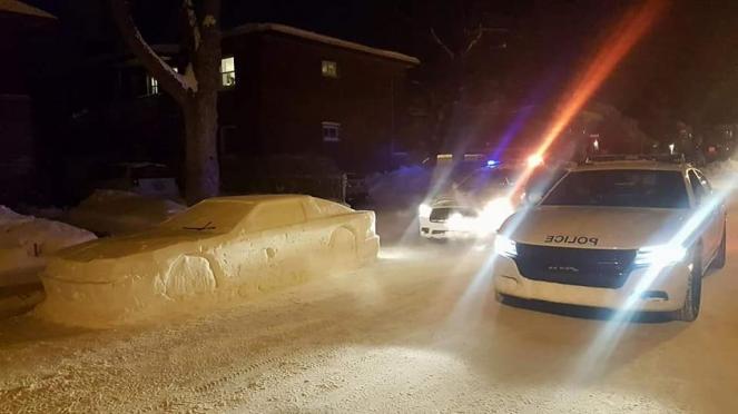 La DeLorean di neve attira l'attenzione della polizia locale che la multa!