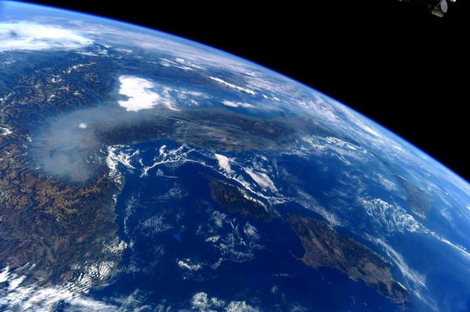 La foto scattata dallo spazio ritrae la Valpadana avvolta da nebbie e smog