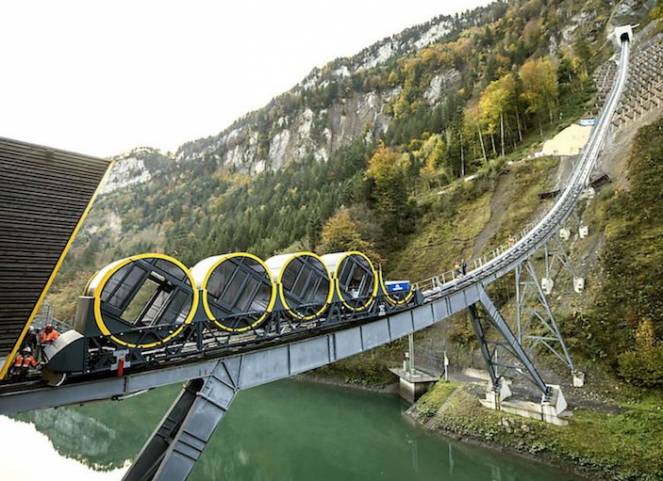 La funicolare di Stoos in Svizzera è la funicolare più ripida al mondo con una pendenza del 110 per cento