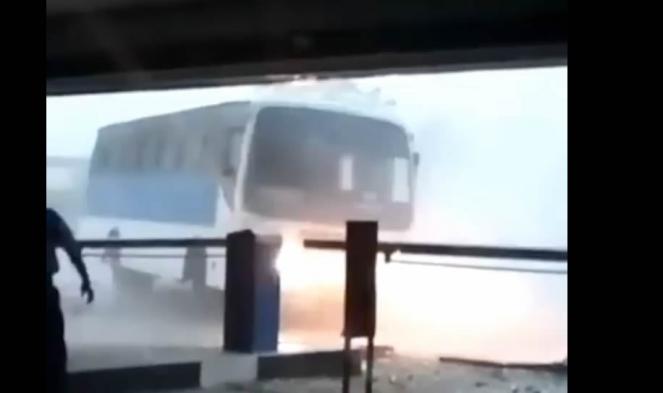 La furia dei venti del ciclone tropicale Vardah devia e infine ribalta un autobus