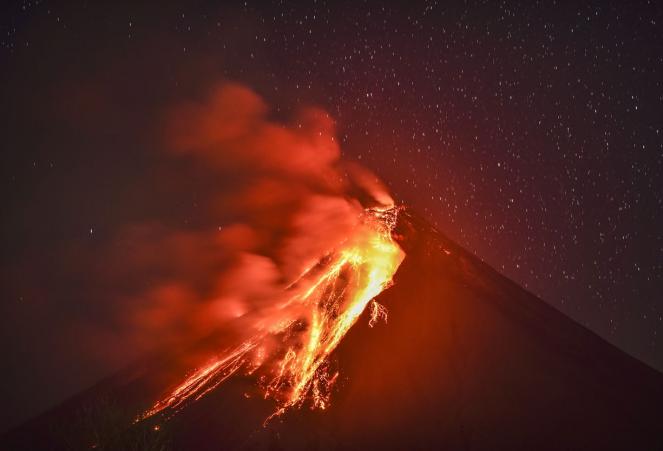 La furia del vulcano Mayon nelle Filippine