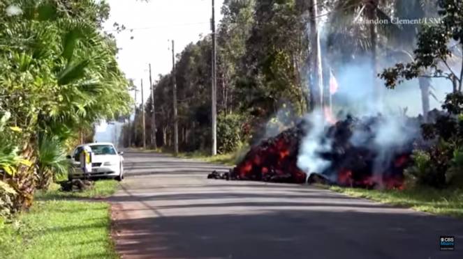 La lava del kilauea raggiunge un'automobile e la distrugge in pochi secondi