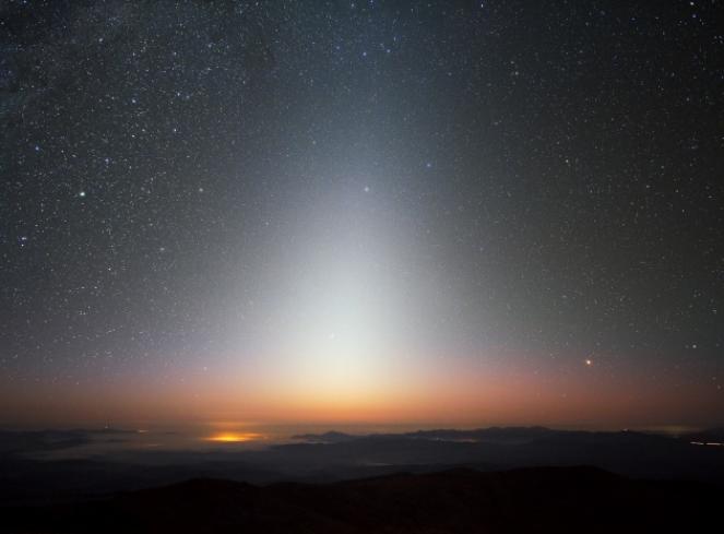 La luce zodiacale illuminerà le prossime notte (fonte ESO)