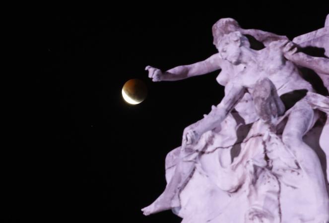 La luna e il monumento a la Carta Magna y Las Cuatro Regiones Argentinas a Buenos Aires, Argentina, 21 gennaio 2019 (AP Photo/Natacha Pisarenko) 