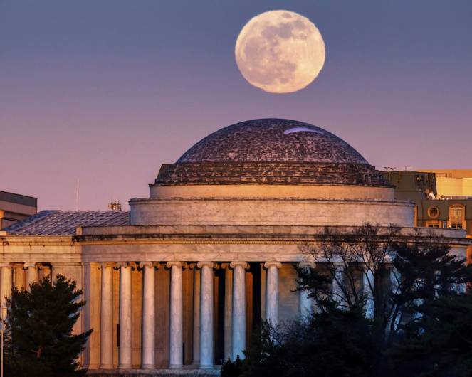 La luna sul Jefferson Memorial a Washington DC, Stati Uniti (AP Photo/J. David Ake)