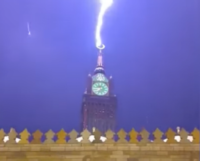 La Mecca, fulmine colpisce la torre dell orologio dell hotel Fairmont