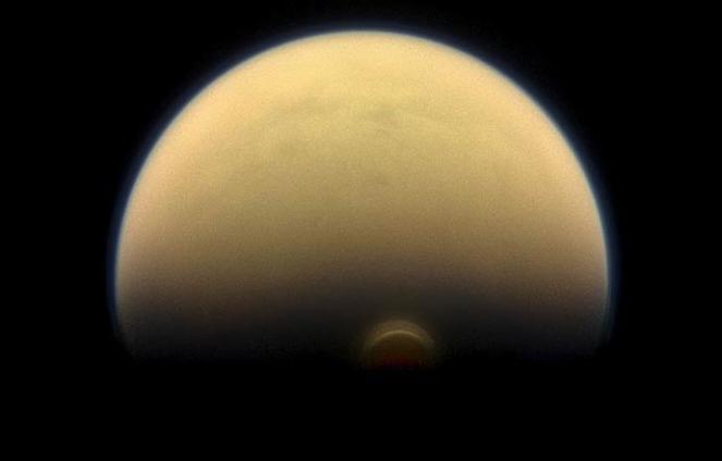 La misteriosa nube di ghiaccio su Titano