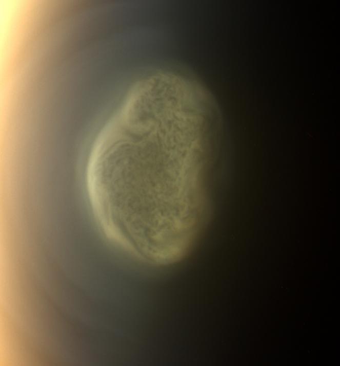 La misteriosa nube di ghiaccio su Titano vista più da vicino