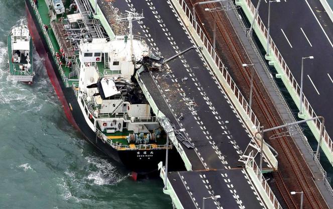 La nave cisterna si schianta sul pontile a Osaka