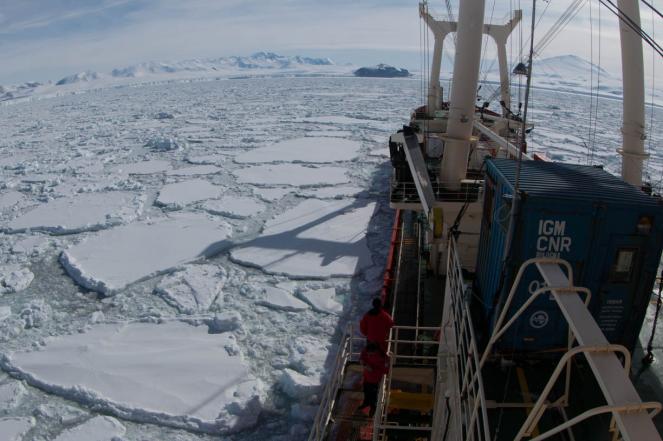 La nave Italica bloccata dal ghiaccio