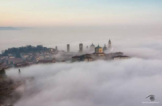 La nebbia avvolge Bergamo alta (foto di archivio di Mirko Pizzaballa, Bergamonews)