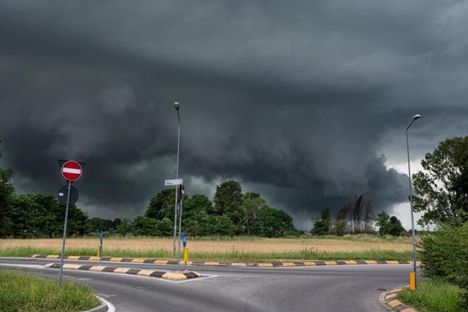 La paura nube temporalesca fotografata da Bonate Sopra (bg), foto di Daniele Olivetti