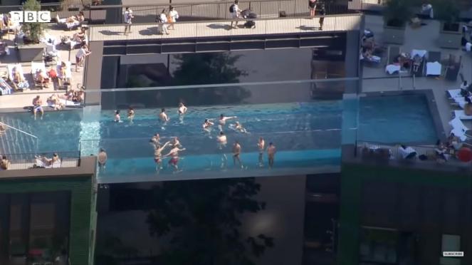 La più grande piscina sospesa nel vuoto del mondo inaugurata a Londra