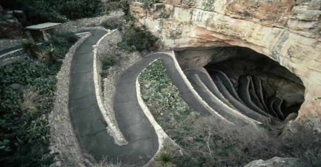 La strada che conduce a una delle caverne