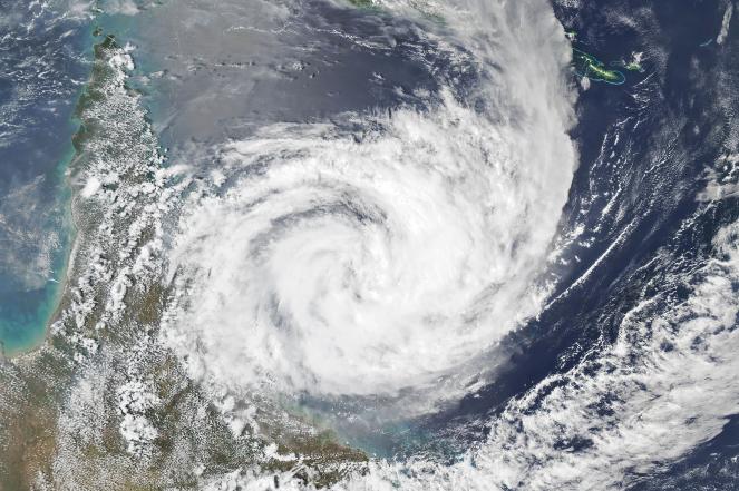 Cronaca meteo. Australia. La tempesta tropicale Jasper fa landfall nel Queensland. Inondazioni e migliaia di black out - Video