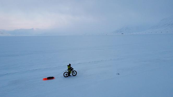 La traversata in bici tra i ghiacci di Omar di Felice