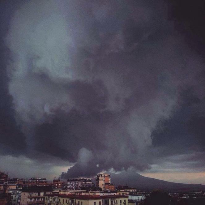 La wall cloud associata alla Supercella in una spettacolare foto di Napoli