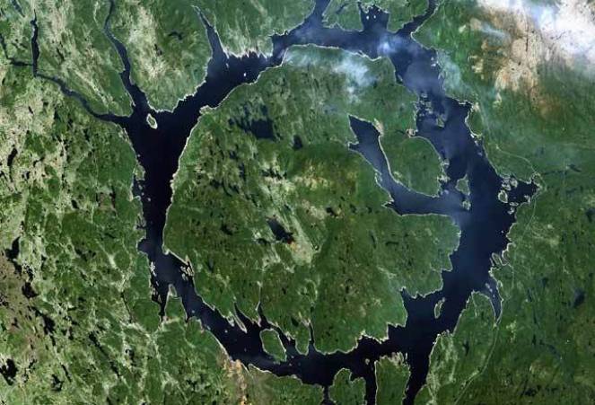 Lago Manicouagan, un antico cratere formatosi al seguito di un impatto meteoritico