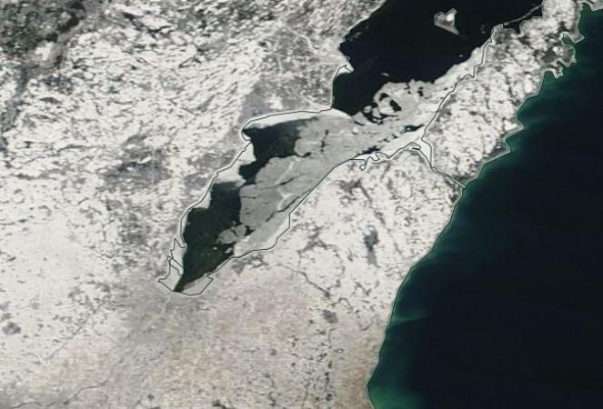 Lago Michigan parzialmente ghiacciato in superficie in un piccolo golfo