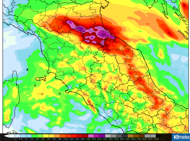 Le copiose precipitazioni (accumuli in mm) attese tra martedì e giovedì sul Centro Italia, secondo le simulazioni numeriche di 3bmeteo