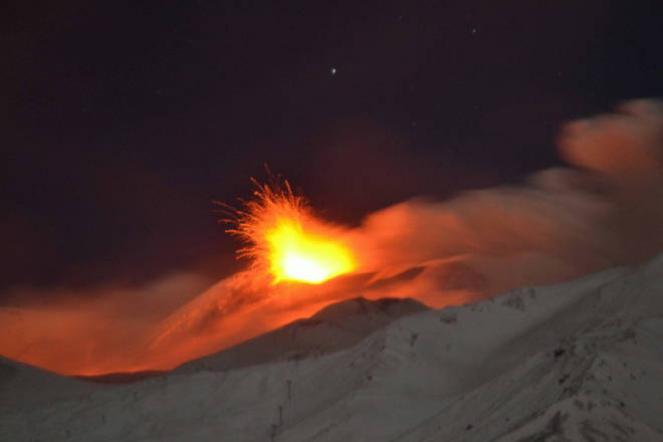 le spettacolari immagini dell'eruzione dell'Etna