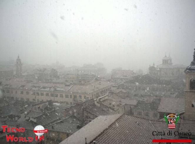 LIVE: fitta nevicata in atto a Cuneo