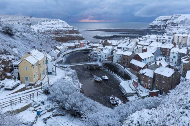 Lo Yorkshire sotto la neve fin sul mare