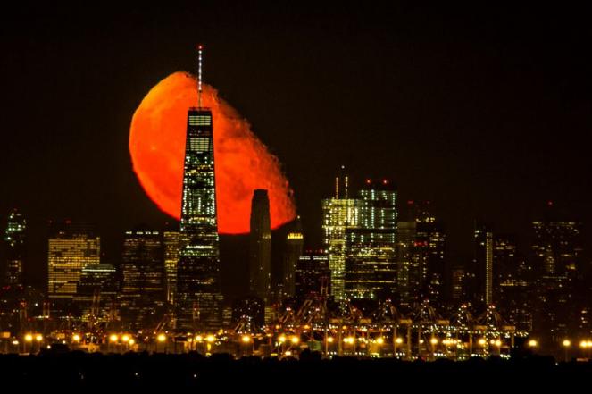  Luna rossa dietro il World Trade Center, Manhattan (fonte: catersnews.com)