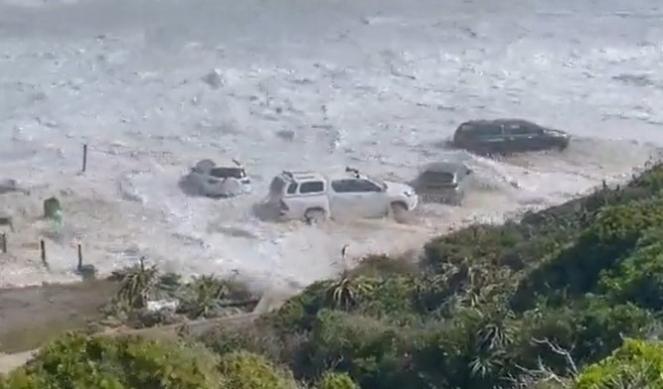 Cronaca meteo. Mareggiata eccezionale in Sud Africa, si infrangono onde alte fino a 9 metri. Una vittima e danni enormi - Video