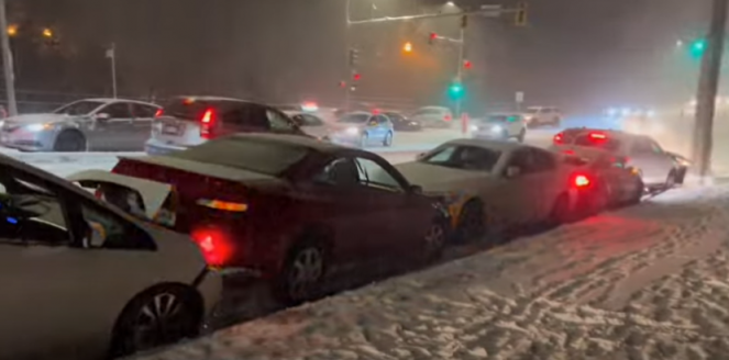 Cronaca Meteo Canada: intense bufere di neve mandano in tilt la citt&agrave; di Vancouver, tamponamenti e disagi, i video