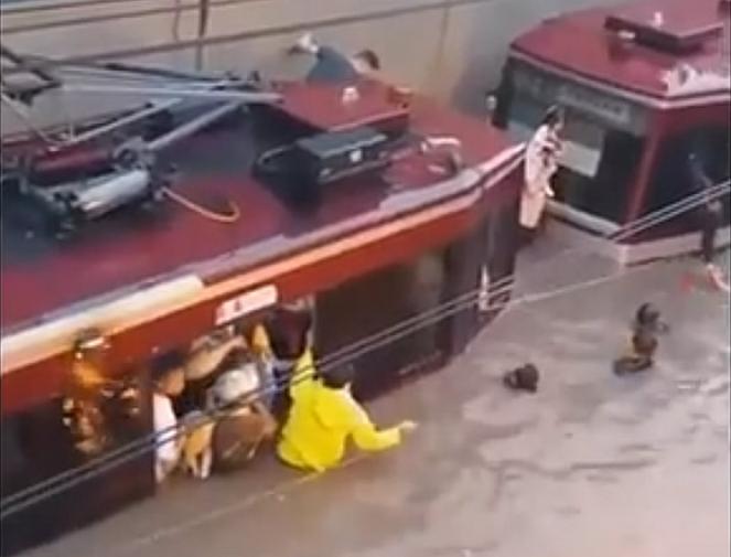 Messico Alluvione a Guadalajara, passeggeri di un treno si salvano come possono