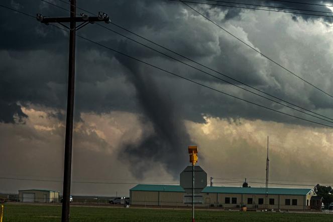 Meteo. Tornado distruttivo in Texas (Foto di Brandon Osterhout via Twitter)