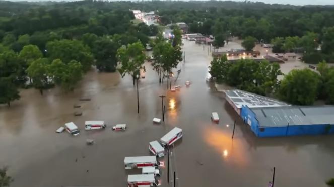 Cronaca meteo - Violenti temporali, tornado, grandine gigante e inondazioni colpiscono buona parte del Texas. Video