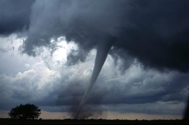 Meteo, il tornado di Gaylord (Michigan) investe una coppia mentre guida, video