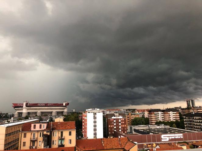 Meteo Milano: forti temporali imminenti. Fonte immagine: meteoforum.com