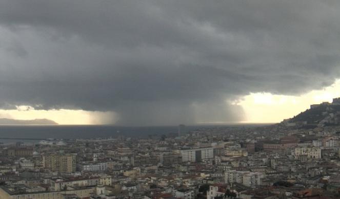 Meteo Napoli pioggia e temporali in arrivo, forti Martedì