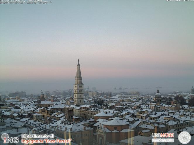 Modena si risveglia imbiancata dalla neve