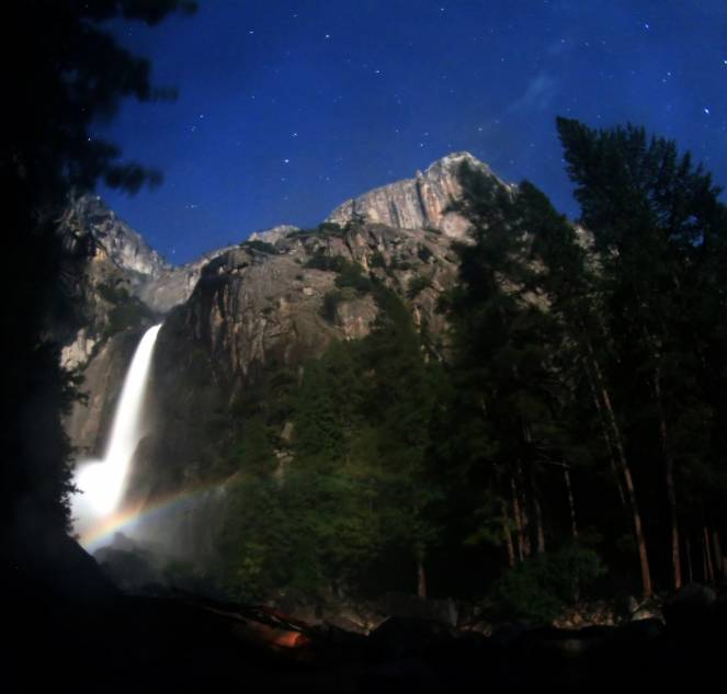 Moonbow fotografato nello Yosemite (USA)