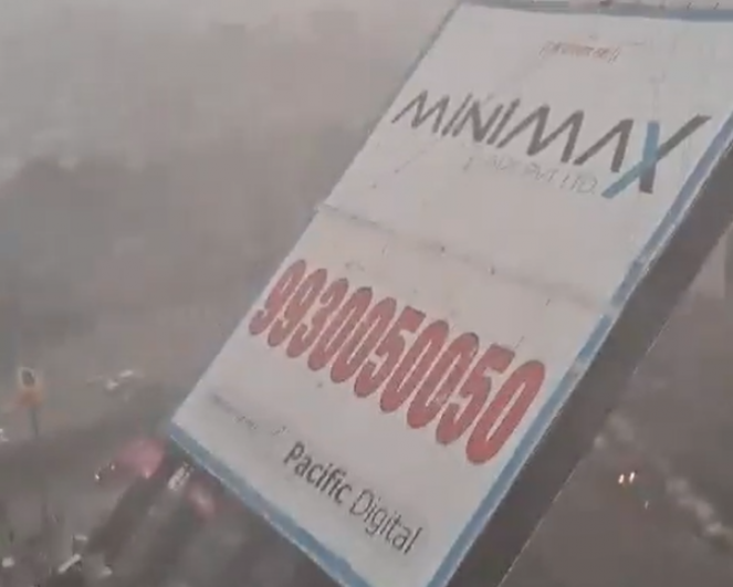 Cronaca meteo. India, Mumbai. Tempesta di sabbia, temporali e raffiche di vento fanno crollare un cartellone pubblicitario. Almeno 14 vittime - Video