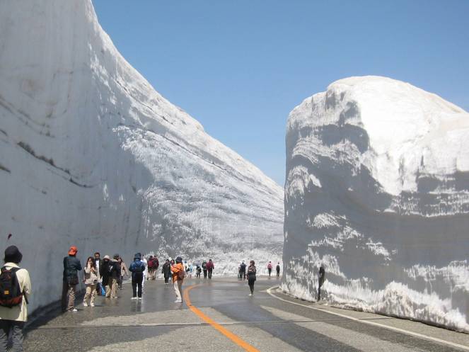 Muri di neve nei dintorni di Toyama, Giappone