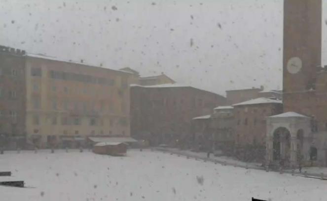Neve a tratti intensa a Siena