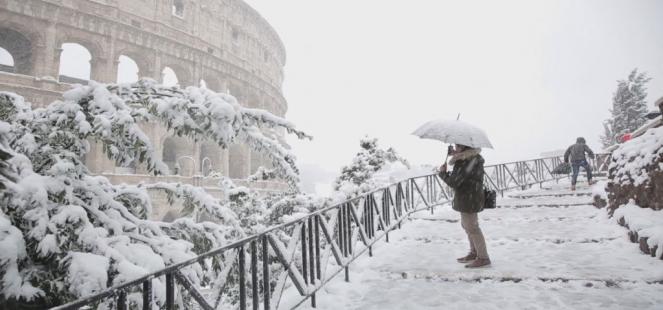 Neve al Colosseo