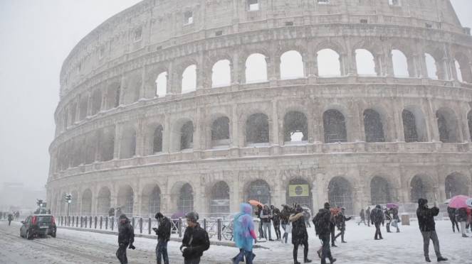 Neve al Colosseo, imbiancato