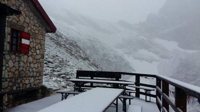 Neve in Abruzzo: foto via facebook di Rifugio Franchetti 2433 m - Gran Sasso d'Italia