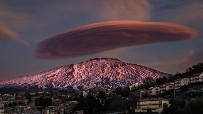Nube lenticolare sopra l'Etna. Foto di Antonio Cali da Bronte