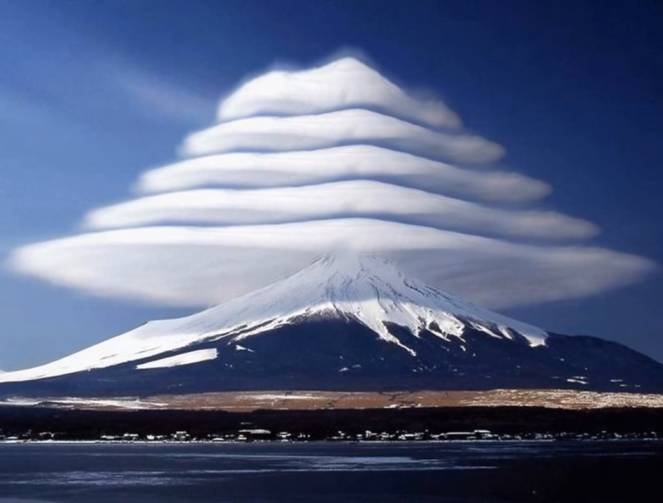 Nubi lenticolari sulla cima del Fujiama